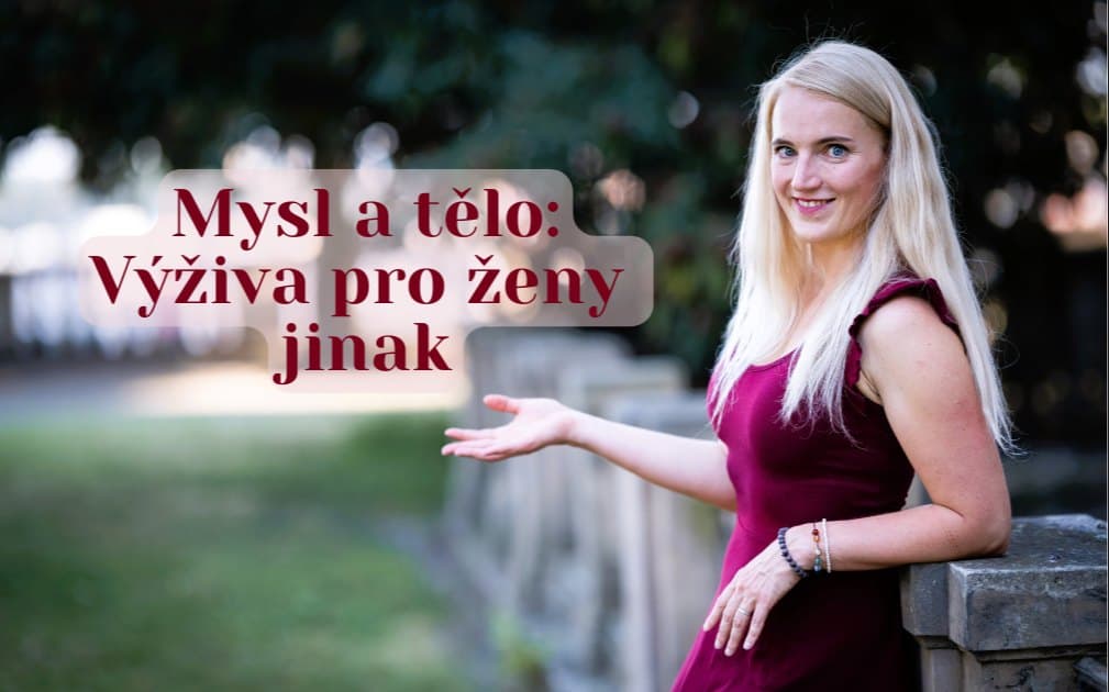Michaela Topraková v vínových šatech, nápis „Mysl a tělo: Výživa pro ženy jinak“
